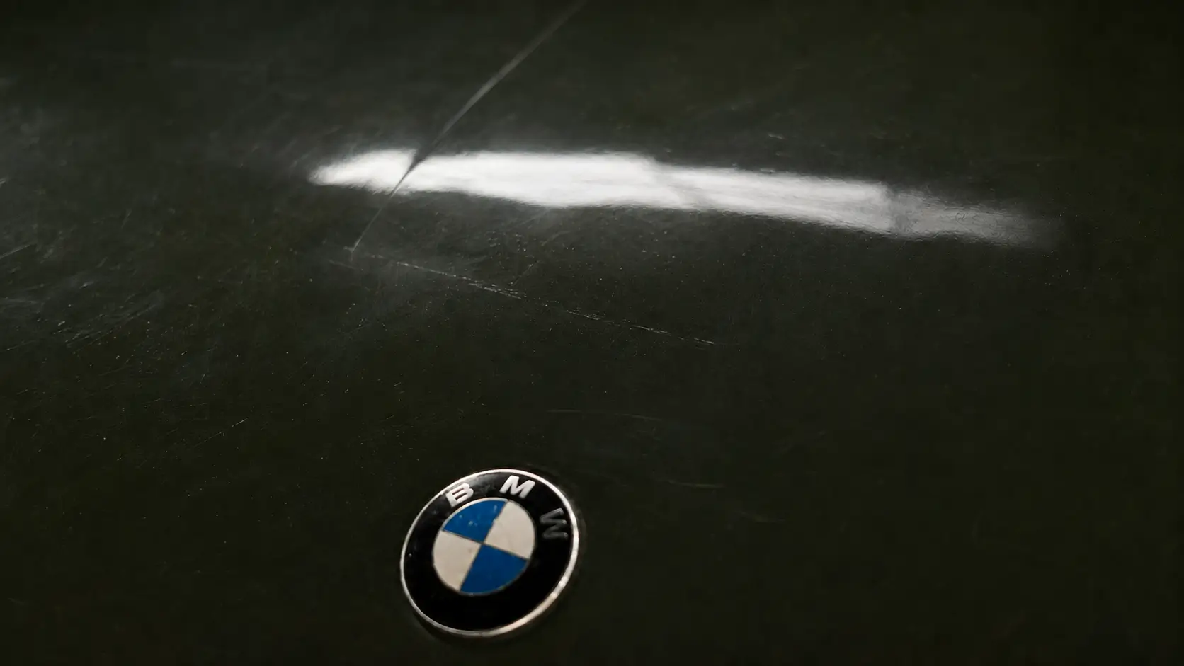 Capó del BMW verde de George Smith Good antes de incorporar su logotipo personalizado