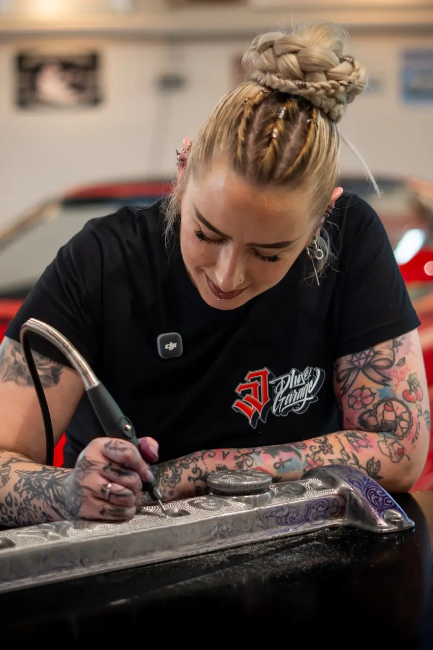 Alba, artista y tatuadora del servicio Car Tattoo