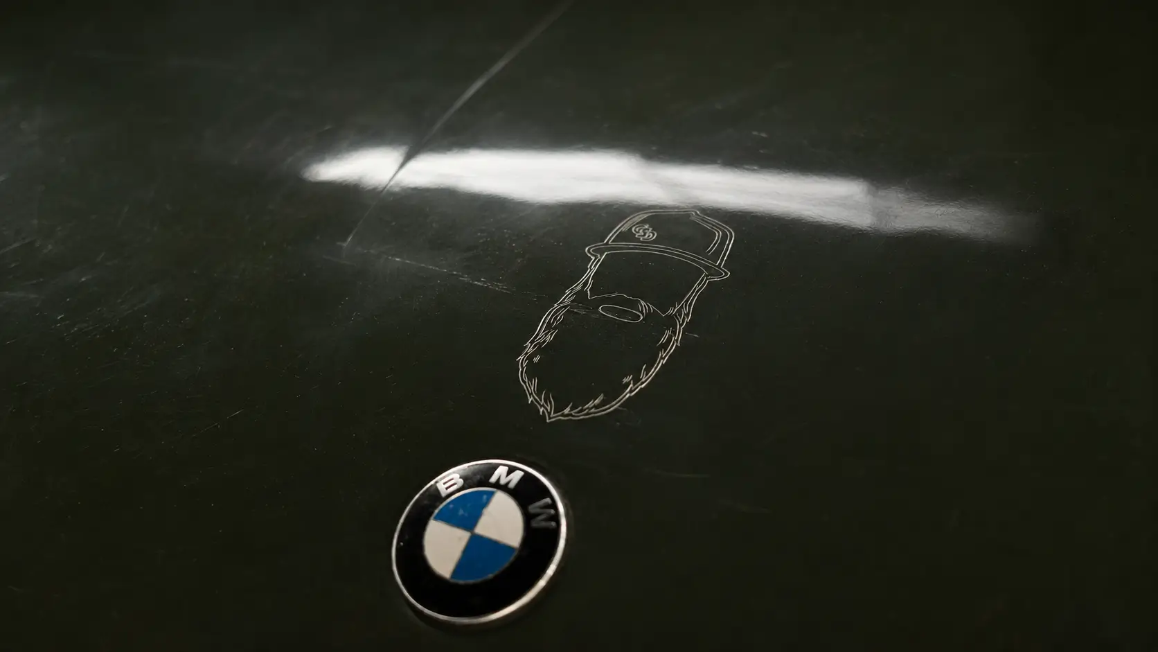 Capó del BMW de George Smith Good después de incorporar su logotipo mediante personalización artística
