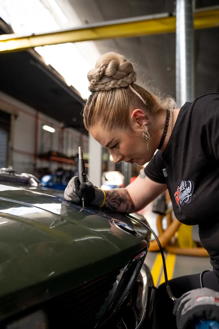 Proceso artesanal de personalización artística de un coche